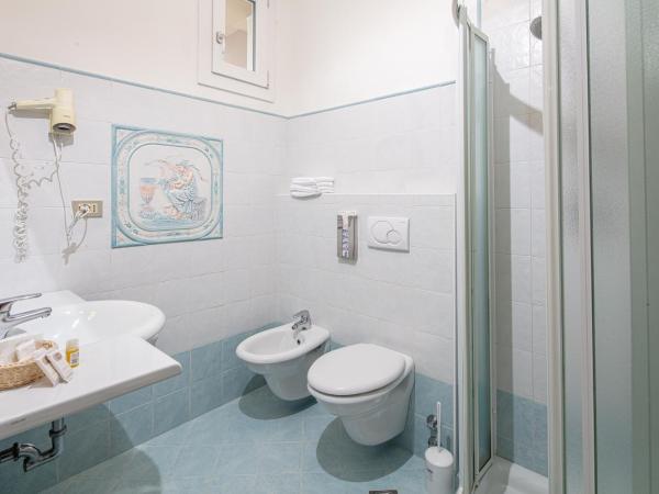 Hotel Alexander : photo 5 de la chambre chambre familiale - vue sur mer