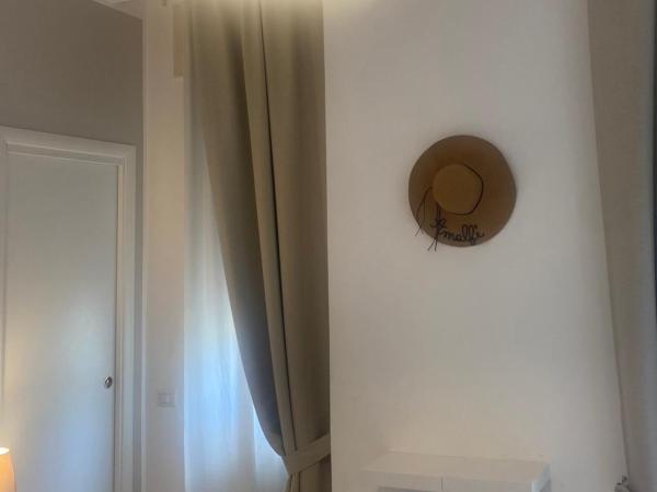 Panoramic Rooms Salerno Affittacamere : photo 3 de la chambre chambre double avec balcon