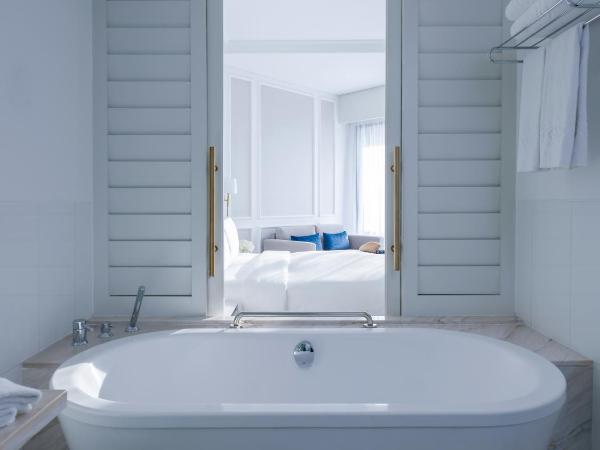 Sofitel Dubai Jumeirah Beach : photo 7 de la chambre chambre lit king-size supérieure - vue partielle sur mer - accès à la piscine