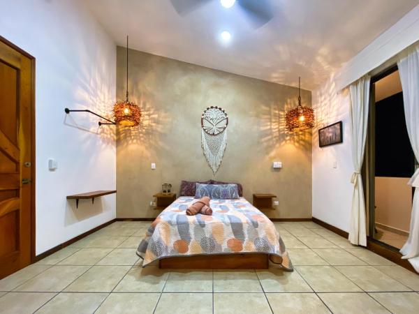 Humant Coliving - Cancún : photo 3 de la chambre chambre lit queen-size avec salle de bains commune