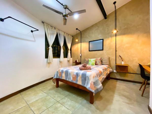 Humant Coliving - Cancún : photo 3 de la chambre chambre lit queen-size avec salle de bains commune