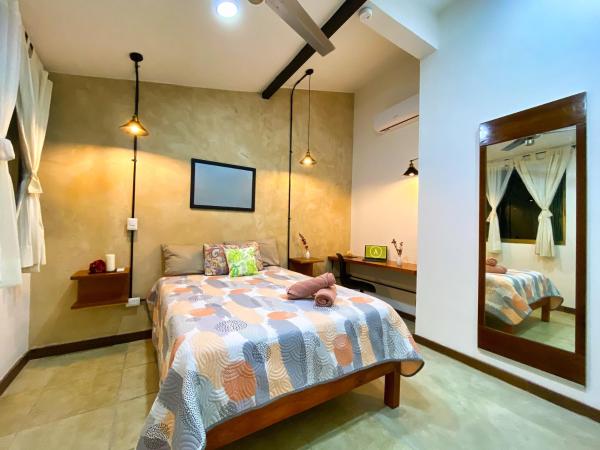 Humant Coliving - Cancún : photo 4 de la chambre chambre lit queen-size avec salle de bains commune