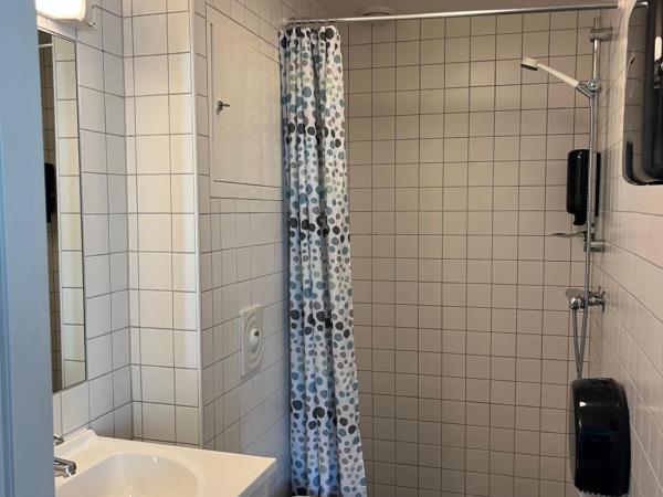 City Hostel Bergen : photo 6 de la chambre chambre simple avec salle de bains 