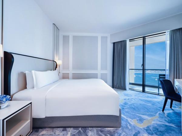 Sofitel Dubai Jumeirah Beach : photo 6 de la chambre suite lit king-size junior - vue partielle sur mer - accès au club
