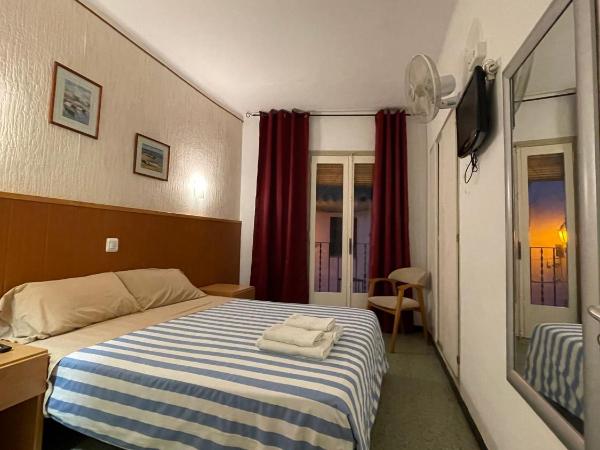 P&R hostals Maria Rosa : photo 1 de la chambre chambre double avec balcon