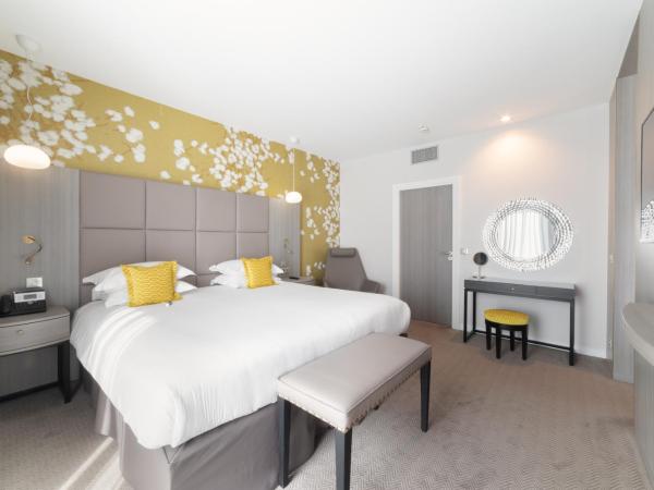 Crowne Plaza Lyon - Cité Internationale : photo 5 de la chambre suite avec canapé-lit - vue sur fleuve ou sur parc