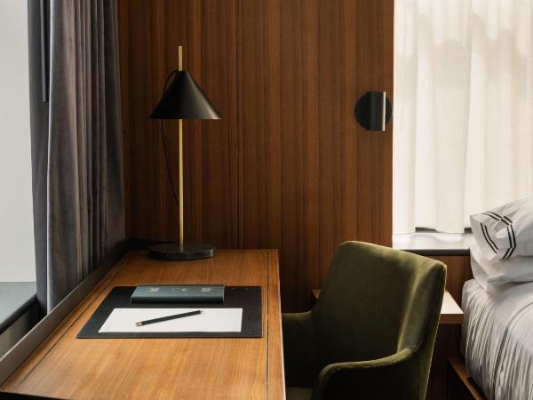 The Moore : photo 3 de la chambre hébergement d'angle avec lit king-size 