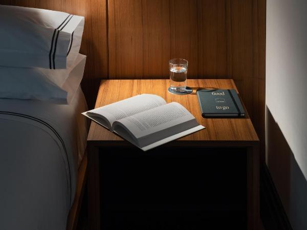 The Moore : photo 3 de la chambre hébergement lit queen-size - vue sur intérieur