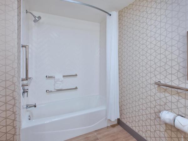 Holiday Inn Va Beach-Oceanside 21st St, an IHG Hotel : photo 2 de la chambre chambre lit king-size - accessible aux personnes à mobilité réduite / adapté aux malentendants