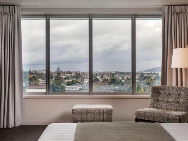 Rydges Rotorua : photo 2 de la chambre hébergement lit king-size deluxe - côté ville