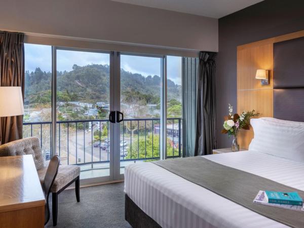 Rydges Rotorua : photo 1 de la chambre chambre lit king-size de luxe avec balcon