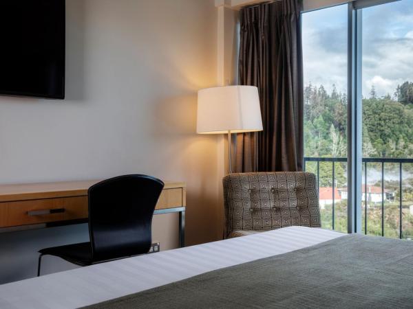 Rydges Rotorua : photo 2 de la chambre chambre lit king-size de luxe avec balcon