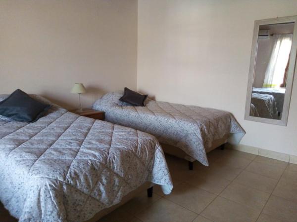 Lo de Chavela : photo 2 de la chambre chambre triple avec salle de bains commune