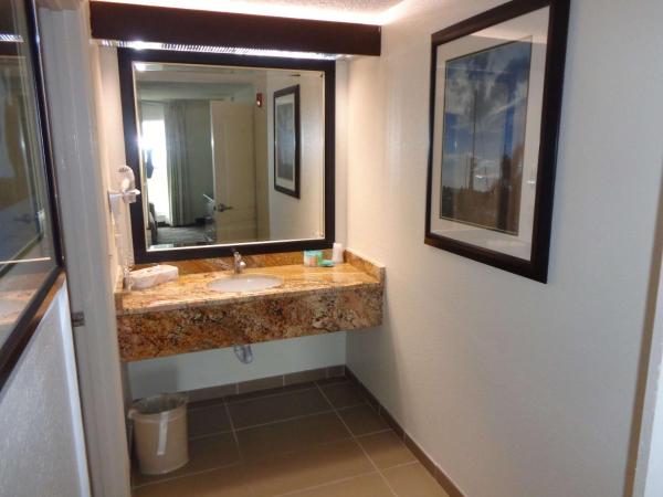 SureStay Plus by Best Western Orlando Lake Buena Vista : photo 7 de la chambre suite avec 2 lits doubles et canapé-lit - baignoire/accessible aux personnes à mobilité réduite