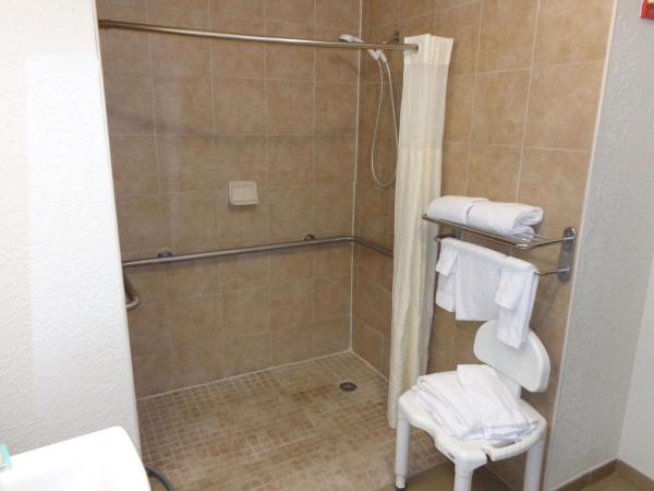 SureStay Plus by Best Western Orlando Lake Buena Vista : photo 7 de la chambre suite with two double beds and sofa bed - roll-in-shower/disability access