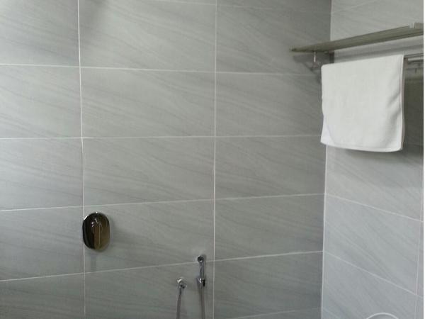 Merlin Hotel Penang : photo 8 de la chambre studio lit king-size