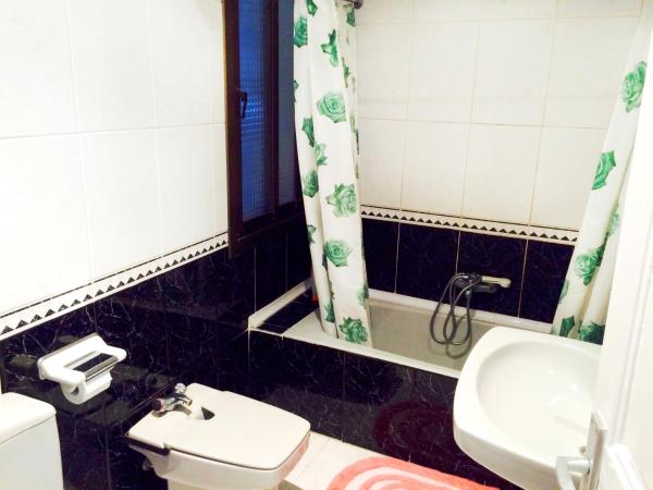 Pension Martinez : photo 10 de la chambre chambre double avec salle de bains commune