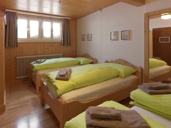 Bärghuis Jochpass - Alpine Hideaway - 2222müM : photo 1 de la chambre chambre quadruple avec salle de bains commune