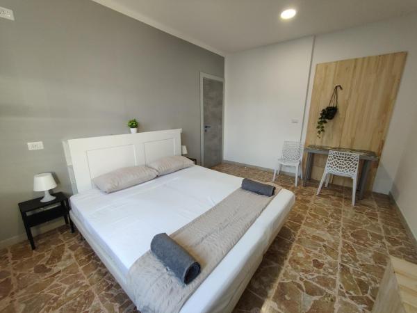 Affittacamere - Santa Rita Rooms : photo 4 de la chambre chambre double avec toilettes communes