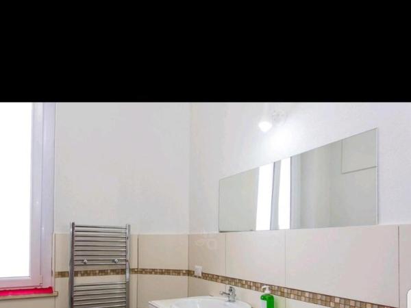 Central Hostel Milano : photo 4 de la chambre chambre triple avec salle de bains commune