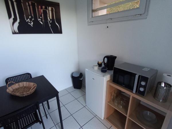 Adorable studio avec entrée indépendante : photo 6 de la chambre chambre double avec salle de bains privative