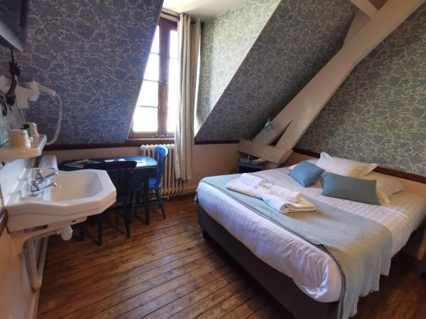 Hotel La Résidence Manoir De La Salamandre : photo 2 de la chambre chambre double avec salle de bains commune