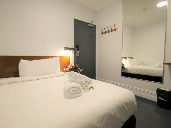 Newtown Cozy Stays : photo 4 de la chambre chambre double avec salle de bains commune