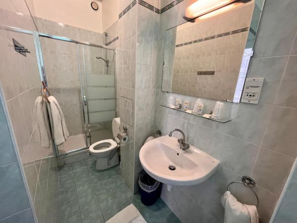 Htel Tiquetonne : photo 9 de la chambre chambre triple avec salle de bains privative