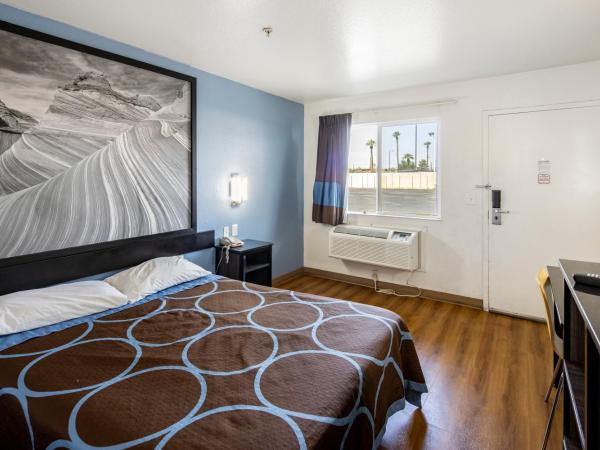 Super 8 by Wyndham Phoenix West : photo 1 de la chambre chambre lit queen-size - non-fumeurs