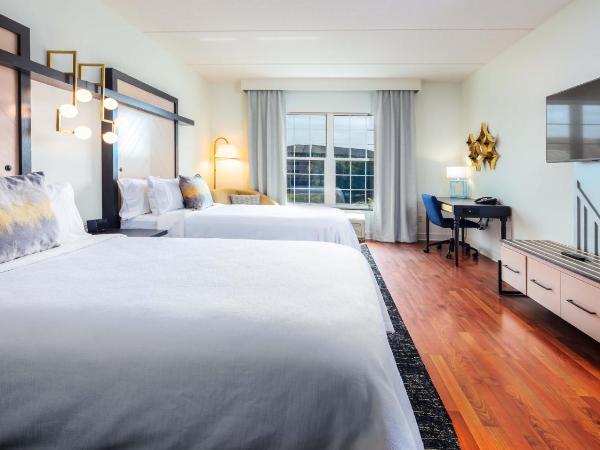 Hotel Indigo Jacksonville-Deerwood Park, an IHG Hotel : photo 7 de la chambre chambre double avec 2 lits doubles et vue sur le lac