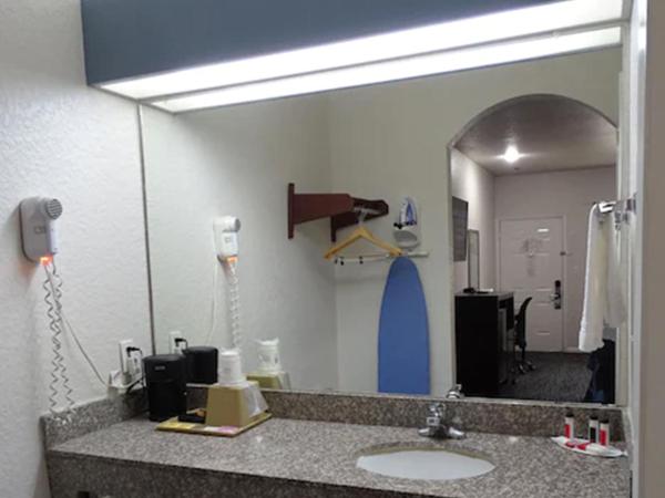 Super 8 by Wyndham Houston/Brookhollow NW : photo 4 de la chambre chambre lit king-size avec baignoire - accessible aux personnes à mobilité réduite/malentendantes - non-fumeurs