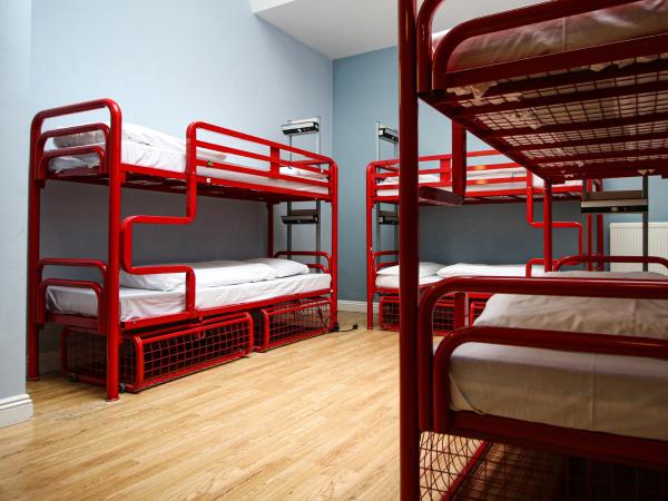 Astor Hyde Park Hostel : photo 2 de la chambre lit dans dortoir mixte de 12 lits avec salle de bains privative 