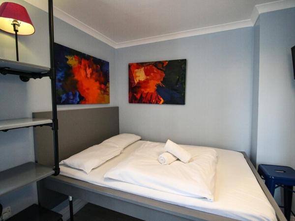 Astor Hyde Park Hostel : photo 1 de la chambre chambre double avec salle de bains privative 