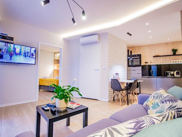 InPoint Apartments G13 near Old Town & Kazimierz : photo 2 de la chambre appartement 1 chambre avec balcon et vue sur le parc