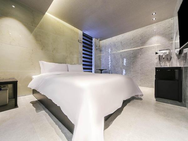 MG Hotel : photo 8 de la chambre chambre lit king-size - vue sur lac