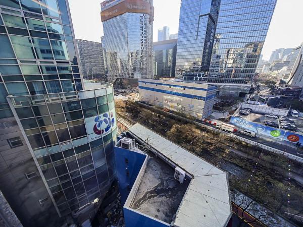 MG Hotel : photo 7 de la chambre chambre lit king-size - vue sur lac
