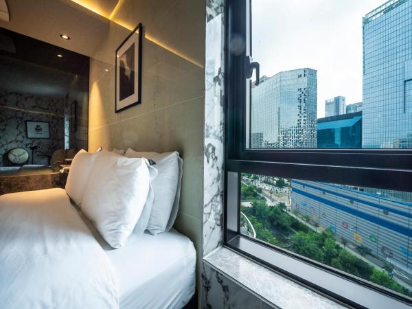 MG Hotel : photo 5 de la chambre chambre lit king-size - vue sur lac