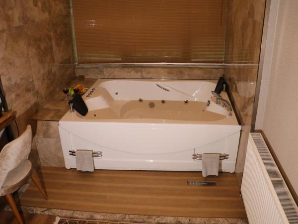 Zengin City Hotel : photo 9 de la chambre suite avec baignoire spa