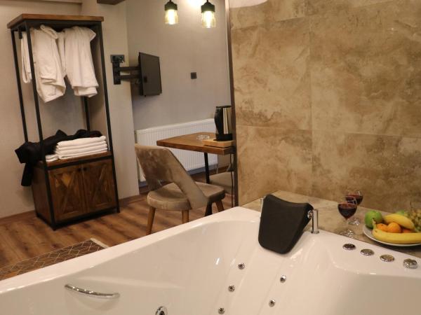 Zengin City Hotel : photo 2 de la chambre suite avec baignoire spa
