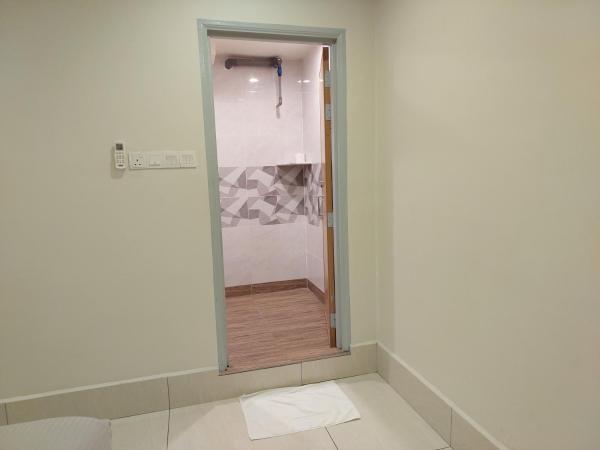 De Benz Inn : photo 9 de la chambre chambre familiale avec salle de bains privative