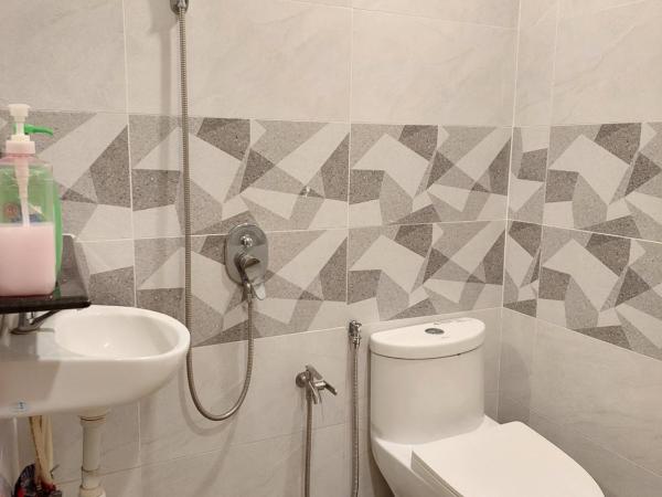 De Benz Inn : photo 7 de la chambre chambre familiale avec salle de bains privative