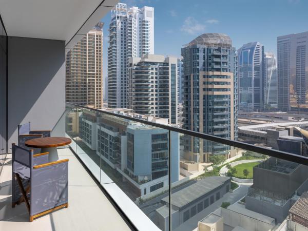 Vida Dubai Marina & Yacht Club : photo 2 de la chambre chambre lit king-size deluxe avec balcon privé - vue sur ville