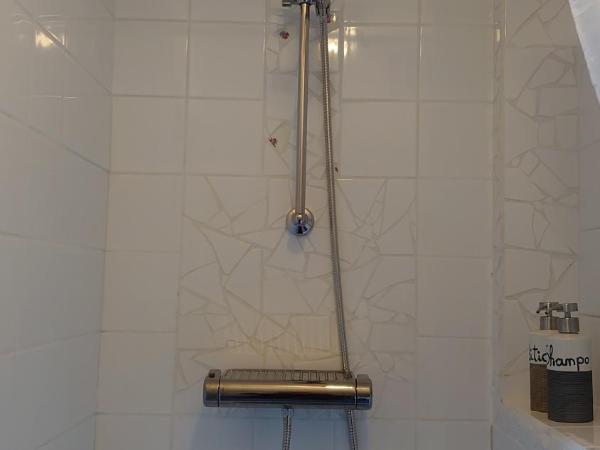 B en B Sluisje 1818 : photo 2 de la chambre chambre double ou lits jumeaux avec salle de bains privative