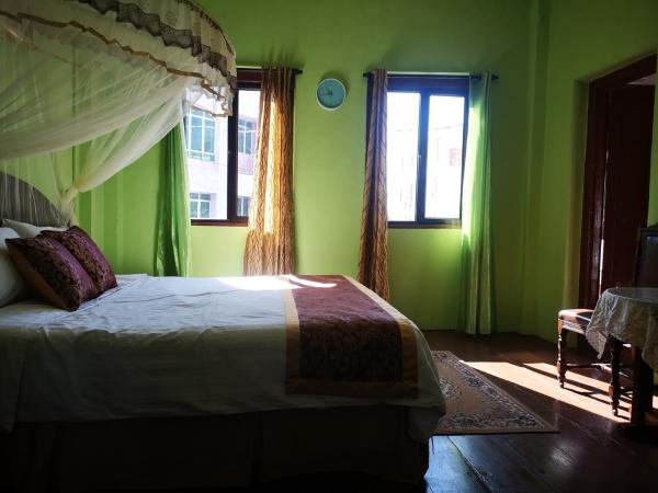 Vintage House : photo 1 de la chambre chambre lit king-size de luxe avec douche