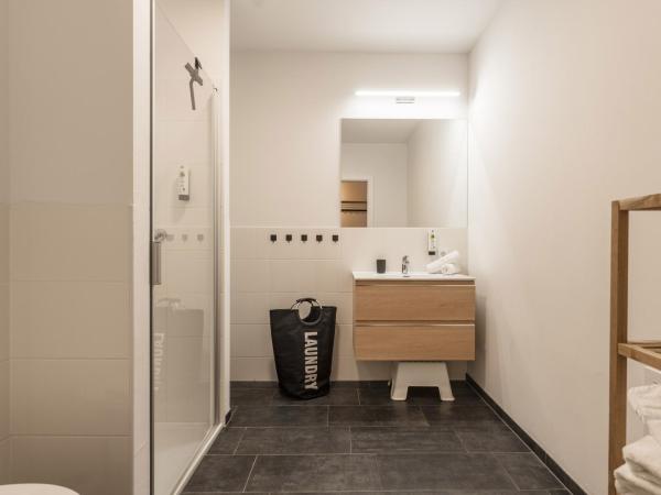 APSTAY Serviced Apartments - Self Check-in : photo 10 de la chambre appartement avec balcon