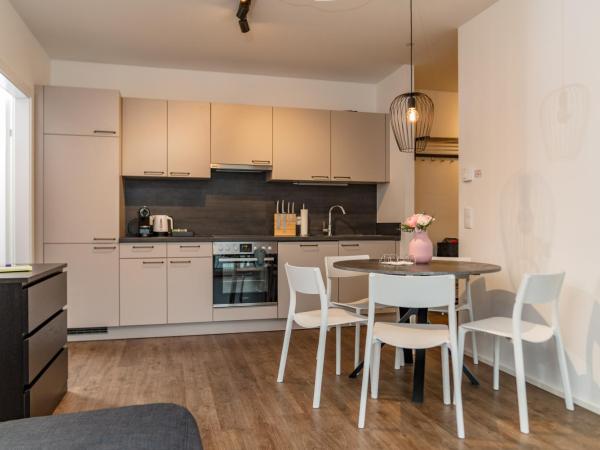 APSTAY Serviced Apartments - Self Check-in : photo 8 de la chambre appartement avec balcon