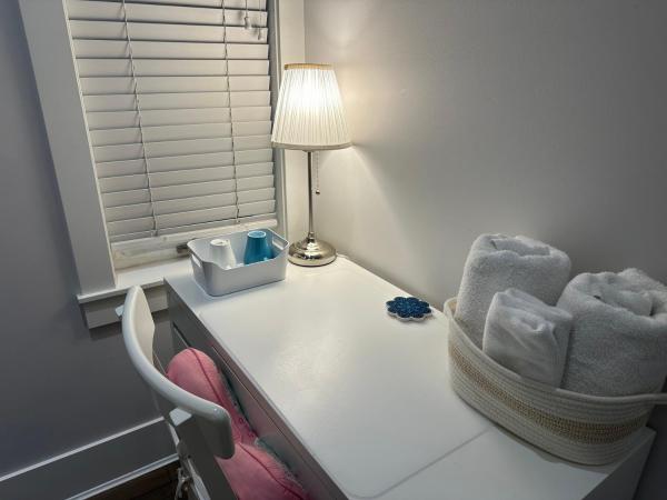 Vancouver West Cozy Retreat by Host Launch : photo 3 de la chambre chambre simple avec toilettes et douche communes