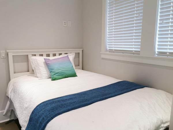 Vancouver West Cozy Retreat by Host Launch : photo 2 de la chambre chambre simple avec toilettes et douche communes
