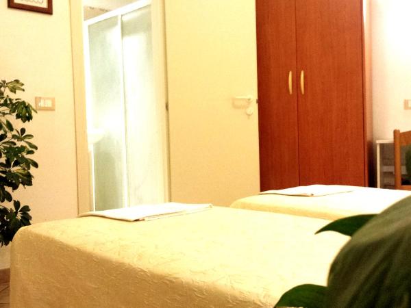 Hotel Galles Rimini : photo 5 de la chambre chambre triple (2 adultes & 1 enfant)