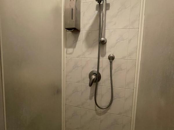 B&B Cavour16 : photo 9 de la chambre chambre triple avec salle de bains privative séparée
